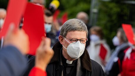 Es gibt Kritik: Proteste gegen Kardinal Woelki in Düsseldorf (dpa)