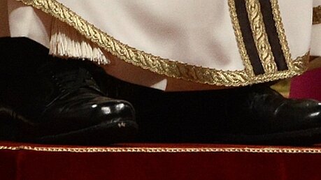 Schwarz, nicht rot: Franziskus' Schuhe (KNA)