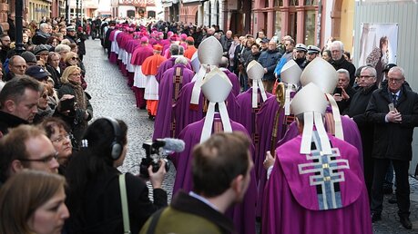  Auch viele Bischöfe sind nach Mainz gekommen / © Arne Dedert (dpa)