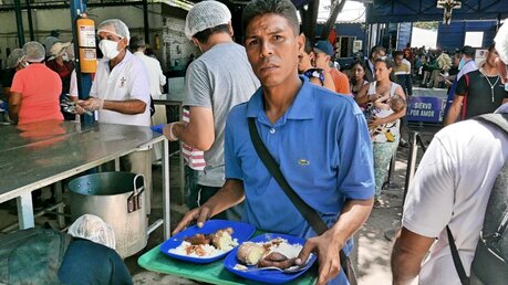 Venezolanische Flüchtlinge bei der Mittagessensausgabe in der Casa de Paso Divina Providencia (Adveniat)