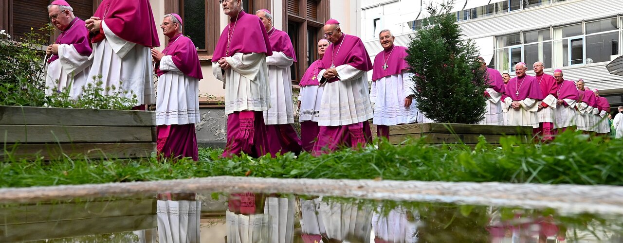 Bischöfe auf dem Weg zum Gottesdienst (dpa)
