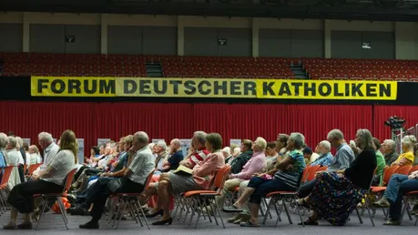 Archivbild: Blick auf Teilnehmer beim Kongress "Freude am Glauben" des Forums Deutscher Katholiken / © Bert Bostelmann (KNA)