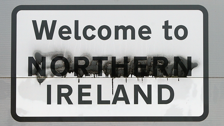 Beschmiertes Straßenschild an der Grenze zwischen Irland und Nordirland / © Niall Carson (dpa)