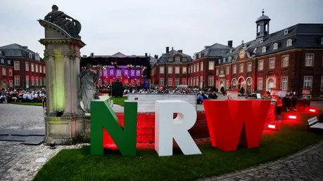 Die Buchstaben NRW in den Landesfarben / © Roland Weihrauch (dpa)