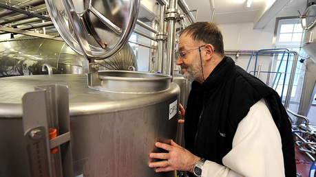 Ein Ordensbruder braut am 23. August 2012 in der Abtei von Hamont-Achel, der kleinsten Trappistenbrauerei in Belgien, Bier.  / © Wolfgang Radtke (KNA)