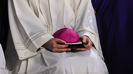 Ein Pileolus: Kopfbedeckung eines Bischofs / © N.N. (KNA)