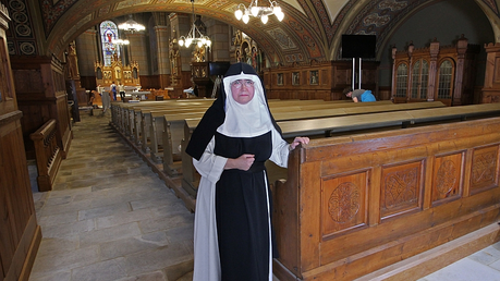 Die Äbtissin Schwester Elisabeth Vaterodt in der Kirche des  Zisterzienserinnenkloster s Sankt Marienthal in Ostsachsen  / © Jens Trenkler (dpa)