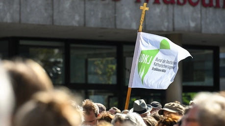 Fahne des Bundes der Deutschen Katholischen Jugend (BDKJ) / © Harald Oppitz (KNA)