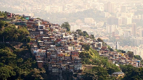 Favela in Rio de Janeiro / © ErenMotion (shutterstock)
