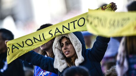 Frau mit einem Spruchband / © Cristian Gennari/Agenzia Romano Siciliani (KNA)