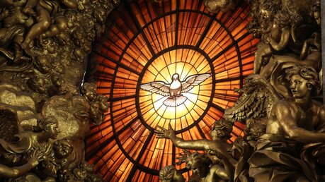 Glasfenster mit der Darstellung des Heiligen Geistes als Taube / © Stefano Dal Pozzolo/Romano Siciliani (KNA)