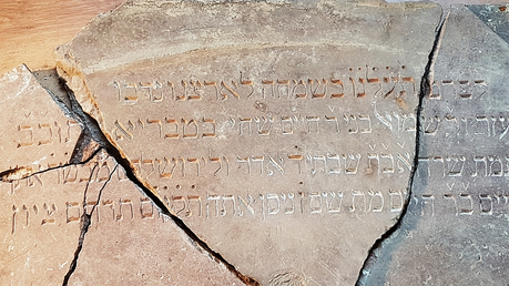 Hebräische Inschriften der Großen Synagoge von Vilnius entdeckt  / © Jon Seligman (dpa)