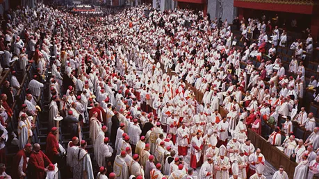 II. Vatikanisches Konzil: Auszug der Bischöfe aus der Konzilsaula in der Peterskirche (KNA)