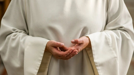 Pastoralreferentin - eine Frau im weißen liturgischen Gewand / © Harald Oppitz (KNA)