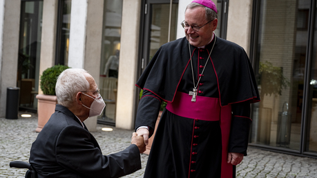 Wolfgang Schäuble und Bischof Georg Bätzing 2021 in Berlin / © Fabian Sommer (KNA)