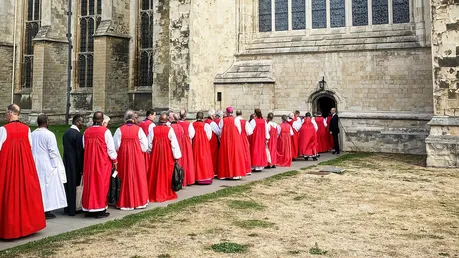 Symbolbild: Anglikanische Bischöfe ziehen in die Kathedrale von Canterbury ein / © Sabine Kleyboldt (KNA)