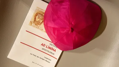 Ein Pileolus liegt auf dem Liedheft während des Ad-limina-Besuchs der deutschen Bischofe / © Massimiliano Migliorato/CPP (KNA)
