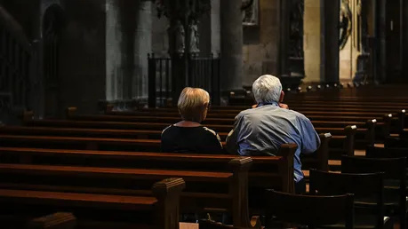 Älteres Paar in einer Kirche / © Julia Steinbrecht (KNA)