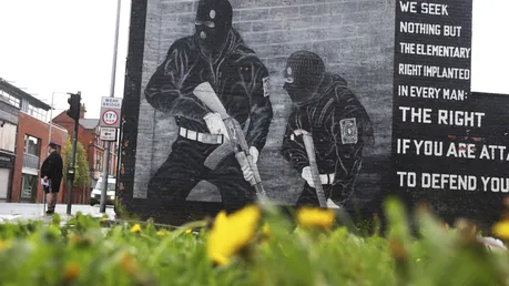 Ein loyalistisches Wandgemälde ist an einer Wand in Ost-Belfast, Nordirland. / © Peter Morrison (dpa)