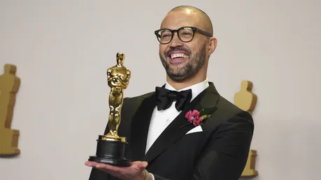 Cord Jefferson posiert mit dem Preis für das beste adaptierte Drehbuch für American Fiction im Presseraum der Oscar-Verleihung / © Jordan Strauss (dpa)