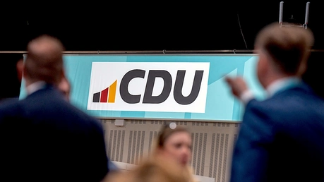 Delegierte kommen zum CDU-Bundesparteitag am 06.05.2024 in Berlin. / © Michael Kappeler (dpa)