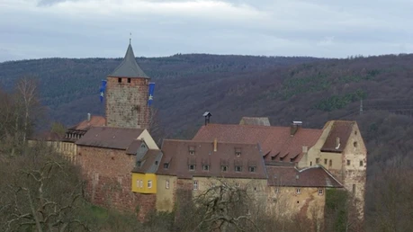 Burg Rothenfels am Main mit Quickborn-Fahne / © Quickborn Arbeitskreis (Quickborn-AK)