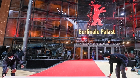 Der rote Teppich vor dem Berlinale-Palast wird ausgerollt / © Jens Kalaene (dpa)