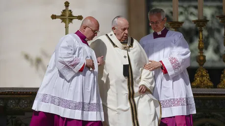 Papst Franziskus wird gestützt / © Alessandra Tarantino/AP (dpa)