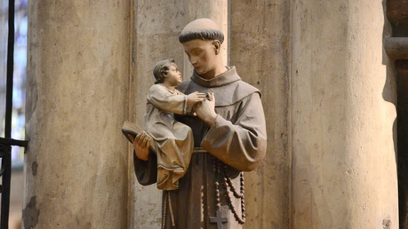 Der Heilige Antonius wird meist in seinem Ordensgewand und mit dem Jesuskind auf dem Arm dargestellt. / © Beatrice Tomasetti (DR)