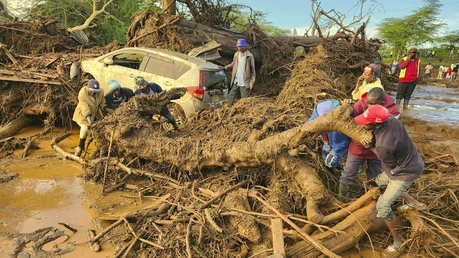 Menschen am 29.04.2024 versuchen im Ort Nakuru in Kenia, das Gebiet nach einem Dammbruch zu räumen. / © Uncredited/AP (dpa)