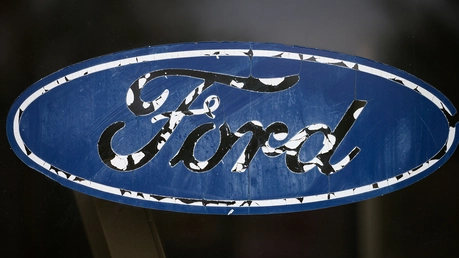 Bei einem Ford Logo am Werk Saarlouis blättert die Farbe ab / © Oliver Dietze (dpa)
