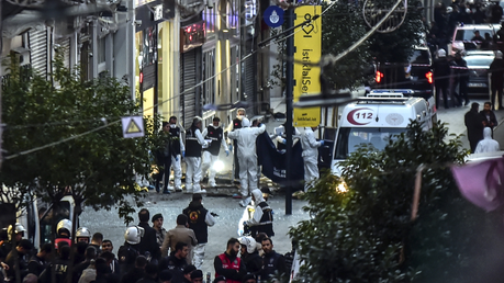 Gerichtsmediziner bergen eine Leiche am Ort einer Explosion auf der beliebten Fußgängerzone Istiklal. (Istanbul am 13.11.2022) / © Ismail Coskun/IHA/AP (dpa)