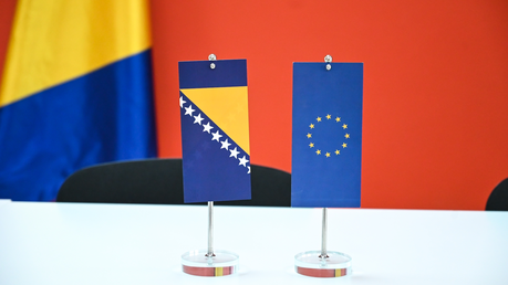 Flaggen der EU und Bosnien-Herzegowinas / © Ajdin Kamber (shutterstock)
