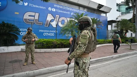 Ecuador, Guayaquil: Soldaten umringen das Gebäude des Fernsehsenders TC, nachdem Bewaffnete während einer Live-Übertragung in die Räumlichkeiten des Fernsehsenders eingedrungen sind / © Stringer (dpa)