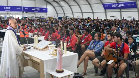 Job Koo Yobi, Weihbischof in Seoul, leitet einen Gottesdienst beim Weltpfadfindertreffen, 25th World Scout Jamboree, in einem Zelt in der Region Saemangeum in Gundsn-si in Südkorea / © Christian Schnaubelt (KNA)