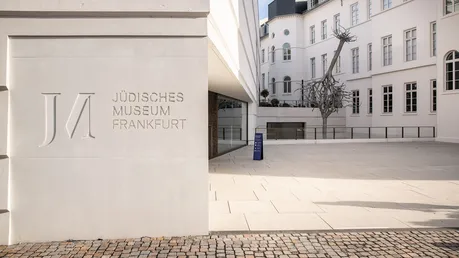 Schriftzug im Eingangsbereich des Jüdischen Museums in Frankfurt / © Bert Bostelmann (KNA)