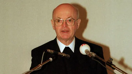 Erzbischof Oskar Saier im Jahr 2000 (KNA)