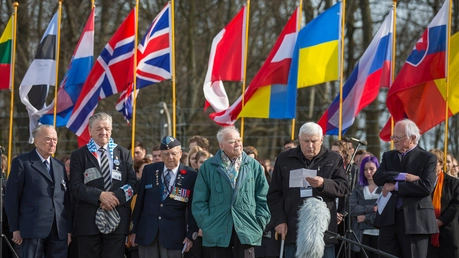 Boris Romantschenko (2. v.r.) erneuert 2015  in der KZ-Gedenkstätte Buchenwald den Schwur von Buchenwald vom 19. April 1945. / © Michael Reichel (dpa)