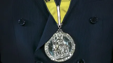 Den Karlspreis trägt ein Preisträger nach der Preisverleihung / © Oliver Berg (dpa)