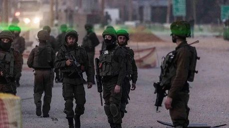 Israelische Streitkräfte sind in der Stadt Huwara im Westjordanland verstärkt nach der Gewalteskalation im Einsatz / © Ilia Yefimovich (dpa)