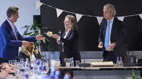 Geert Wilders (r), Vorsitzender der Partei für die Freiheit (PVV), feiert mit seinen Parteimitgliedern / © Phil Nijhuis (dpa)