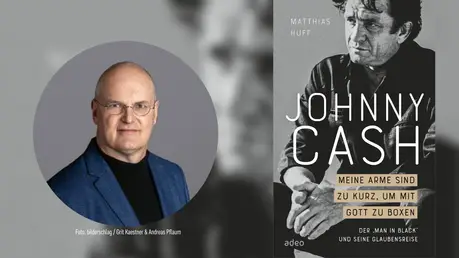 Matthias Huff und das Cover seines Buches Johnny Cash: Meine Arme sind zu kurz, um mit Gott zu boxen / © Eigenbearbeitung (DR)