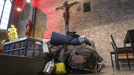 Das Gepäck einer Frau liegt auf den Altarstufen bei einem Obdachlosencafe am 11. Januar 2022 in der ehemaligen Franziskanerkirche Sankt Marien in Köln. / © Harald Oppitz (KNA)