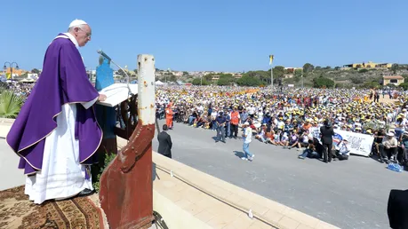 Papst Franziskus hält die Predigt während einer heiligen Messe am 8. Juli 2013 auf Lampedusa in Italien / © Vatican Media (KNA)