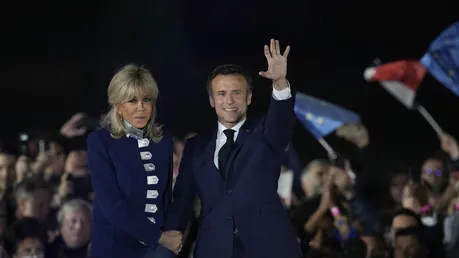 Emmanuel Macron, Präsident von Frankreich, und seine Frau Brigitte Macron feiern mit Anhängern / © Christophe Ena (dpa)