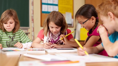 Schüler zusammen am Tisch / © Christian Schwier, stock.adobe.com (VkdL)