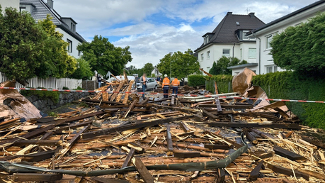 Trümmer eines Kirchturmdaches liegen auf der Straße in Hagen nach Starkwind  / © Alex Talash (dpa)