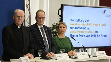 Essen: Franz-Josef Overbeck (l-r), Bischof des Bistums Essen, Klaus Pfeffer, Generalvikar, und Christiane Gerard, Leiterin Personal, nehmen an einer Pressekonferenz teil / © Roberto Pfeil (dpa)