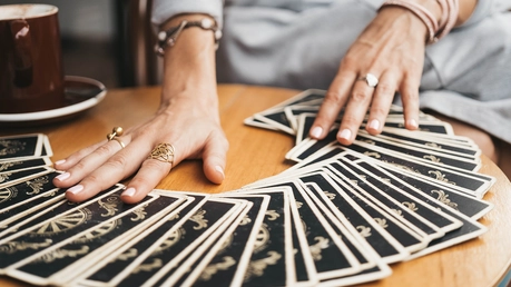 Frau liest Tarot-Karten auf dem Tisch / © Natalie magic (shutterstock)