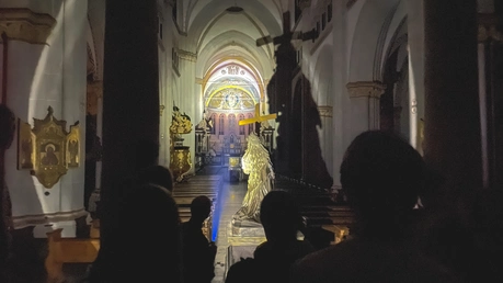 Taschenlampenführung im Bonner Münster zum 1. Geburtstag der jungen Kirche in Bonn "EKKO" am 22.08.2024. / © Jelen (Erzbistum Köln)